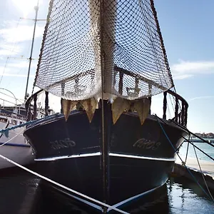  Botel Akos